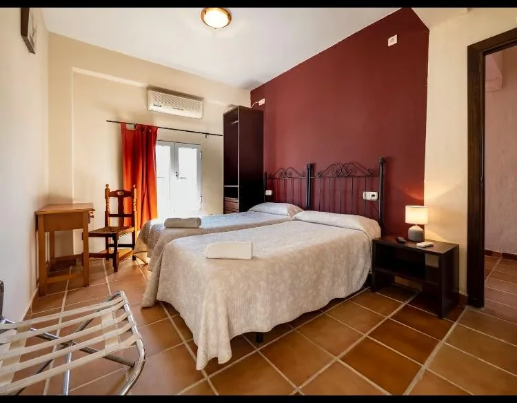 Vista de la habitación · Habitación doble · tonos burdeos